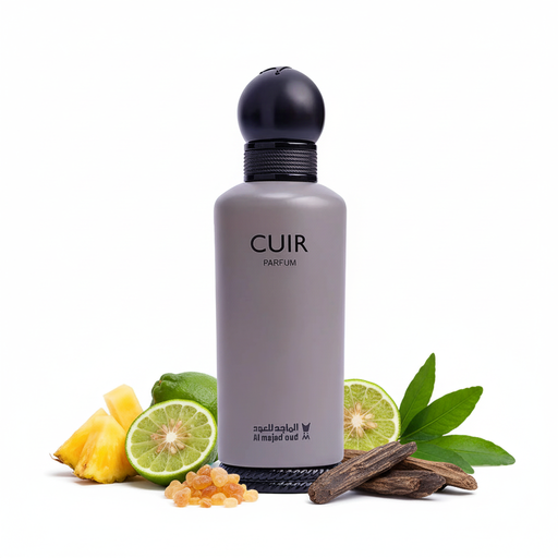 Frasco Cuir Parfum de Al Majed Oud, botella rectangular redondeada alta en gris-greige mate, texto carbón CUIR PARFUM, caligrafía árabe y logo gato en carbón, banda base texturizada cuerda oscura y tapa esfera azul-negro mate, sobre fondo blanco, rodeado de piña, bergamota, incienso, pachulí y oud.