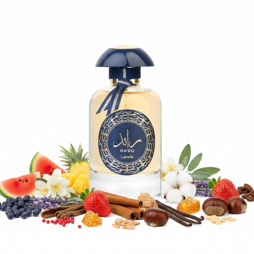 Frasco Ra'ed de Lattafa EDP, botella redondeada en vidrio cristal transparente con líquido dorado, medallón circular azul marino con borde arabesco dorado y caligrafía árabe رائد RA'ED Lattafa en oro, cinta azul marino en el cuello y tapa seta ancha azul marino mate, sobre fondo blanco, rodeado de sandía, enebro, piña, pimienta rosa, jazmín, acacia, salvia, lavanda, canela, fresa, vetiver, ámbar, sándalo, vainilla, almizcle, castaña y haba tonka.