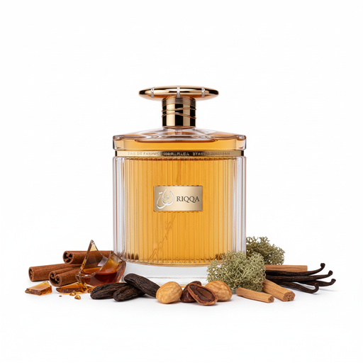 Frasco Riqqa de Ard Al Zaafaran EDP, botella rectangular redondeada con acanalado vertical profundo en vidrio transparente con líquido ámbar-coñac, banda de texto dorado en hombros, placa dorada con monograma árabe plateado y texto RIQQA, anillo dorado en cuello y gran tapa disco circular plana dorada, sobre fondo blanco, rodeado de coñac, canela, haba tonka, musgo de roble, praliné, vainilla y sándalo.