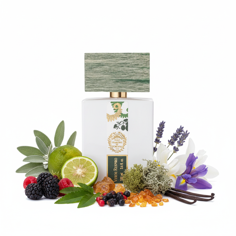 Frasco Verde Respiro de Voci Giardini di Toscana, botella blanca mate con banda botánica verde y dorada con pájaro/pavo real, medallón dorado y etiqueta verde oscuro Verde Respiro, tapa madera verde bosque, rodeado de zarzamora, bergamota, esclarea, lavanda, pachulí, ámbar, vainilla, musgo de roble e iris.