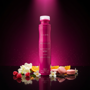 Imagen editorial de lujo Lattafa Decadent Delights Raspberry Macaron Air Freshener, lata aerosol rosa fucsia brillante con texto blanco, fondo negro profundo con resplandor rosa-fucsia vibrante, frambuesa, fresia, jazmín y macarón rosa, atmósfera dulce y femenina estilo anuncio de ambientador de lujo.