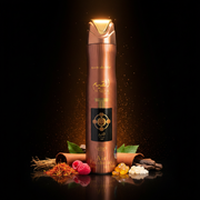 Imagen editorial de lujo Lattafa Pride Al Qiam Gold Air Freshener, lata aerosol cobre-bronce metálico con textura diagonal y tapa corona dorada angular escultórica, fondo negro profundo con resplandor cobre-dorado, azafrán, frambuesa, oud, cuero y ámbar, atmósfera opulenta y masculina.