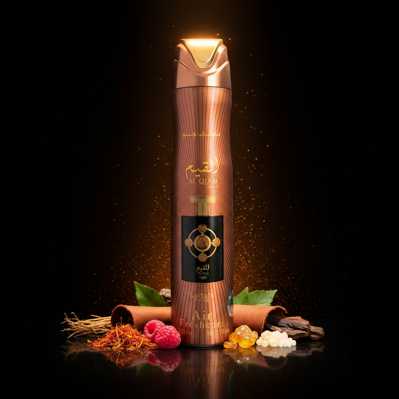 Imagen editorial de lujo Lattafa Pride Al Qiam Gold Air Freshener, lata aerosol cobre-bronce metálico con textura diagonal y tapa corona dorada angular escultórica, fondo negro profundo con resplandor cobre-dorado, azafrán, frambuesa, oud, cuero y ámbar, atmósfera opulenta y masculina.