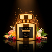 Imagen editorial de lujo Confidential Private Gold de Lattafa, botella cilíndrica dorada brillante con etiqueta negra y texto dorado, tapa dorada ancha, fondo negro profundo con resplandor dorado, durazno, frambuesa, maracuyá, muguete y vainilla, atmósfera opulenta y radiante estilo anuncio de alta perfumería.