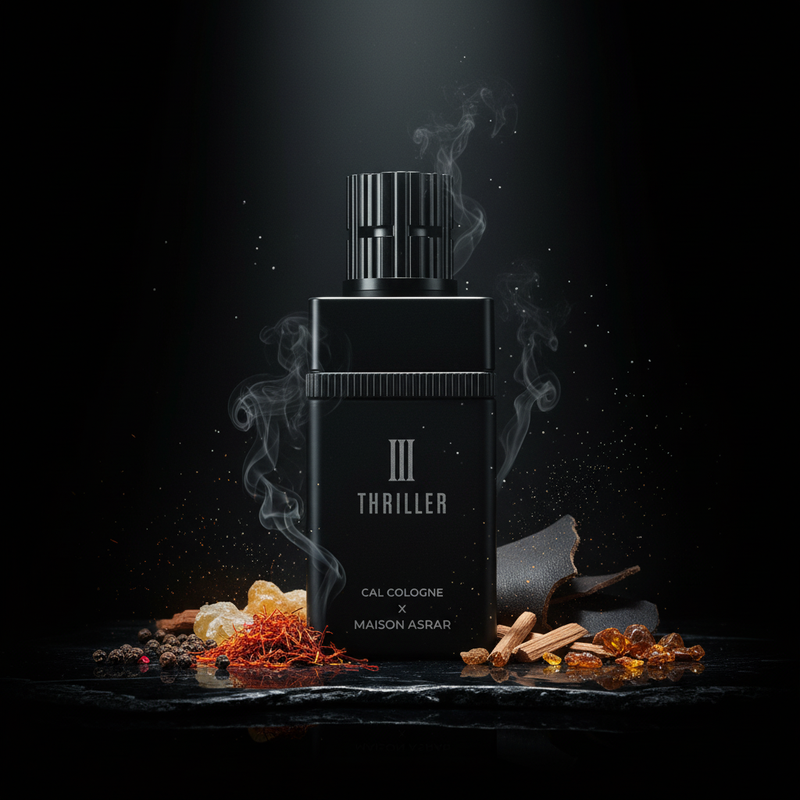 Imagen editorial de lujo III Thriller de Cal Cologne x Maison Asrar, frasco negro mate con tapa cilíndrica acanalada, iluminación dramática sobre fondo negro profundo, azafrán, incienso con humo, cuero y ámbar, atmósfera oscura y misteriosa estilo anuncio de perfumería nicho masculina.