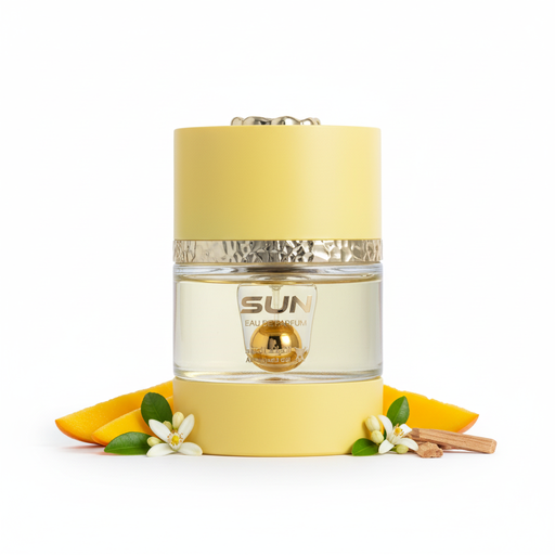 Frasco Sun Eau de Parfum de Al Majed Oud, diseño cilíndrico con tapa y base en amarillo mantequilla mate con borde superior festoneado, sección central en vidrio cristal transparente con texto dorado SUN EAU DE PARFUM, esfera dorada central y logo Al Majed Oud, banda central plateada martillada, sobre fondo blanco, rodeado de mango, flor de azahar y sándalo.