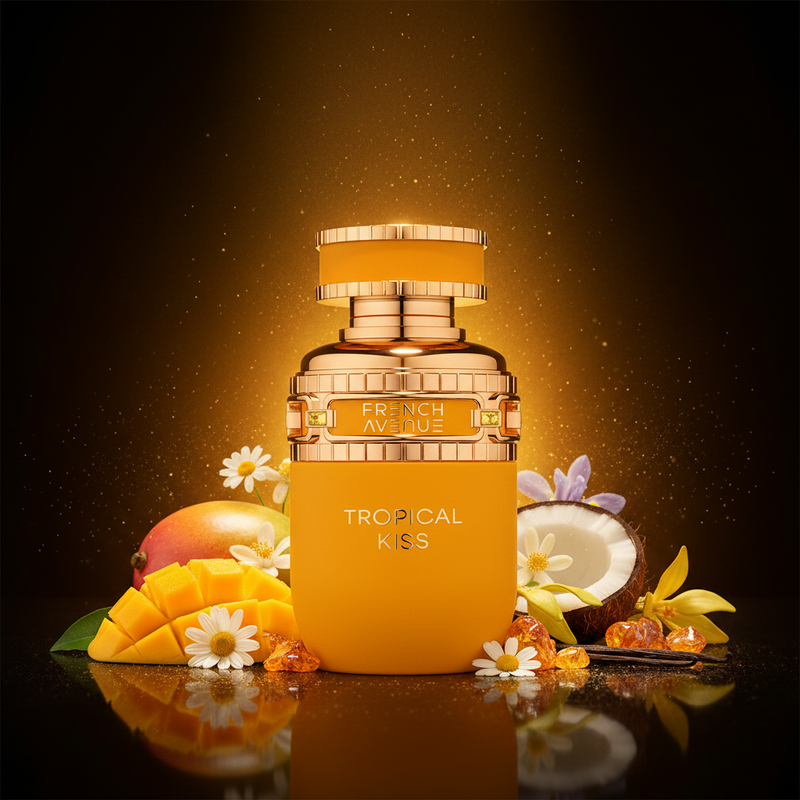 Imagen editorial de lujo Tropical Kiss de French Avenue, botella redondeada amarillo dorado mate con banda dorada geométrica y texto TROPICAL KISS dorado, fondo negro profundo con resplandor dorado-tropical cálido, mango, coco, ylang-ylang, ámbar y vainilla, atmósfera tropical y vibrante estilo anuncio de alta perfumería.