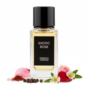 Frasco de perfume Exotic Rose de French Avenue EDP, botella rectangular transparente con líquido dorado pálido y etiqueta negra mate con texto blanco EXOTIC ROSE FRENCH AVENUE, tapón cilíndrico negro brillante, sobre fondo blanco, rodeado de azafrán, pimienta, pétalos de rosa, ciste y pachulí.