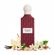 Frasco Purple Heart Diamond EDP, botella rectangular alta en burdeos-vino mate con patrón diamante en relieve en toda la superficie, placa rectangular blanca con texto burdeos PURPLE HEART DIAMOND, anillo collar blanco acanalado en el cuello y tapa esfera blanca mate, sobre fondo blanco, rodeado de vainilla, pera, flor de azahar, pimienta rosa, almendra, jazmín, madera de cachemira, pachulí y cedro.