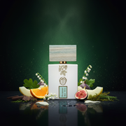 Imagen editorial de lujo Boccasile de Voci Giardini di Toscana, botella blanca mate con banda botánica dorada y tapa madera driftwood azul-gris, iluminación dramática sobre fondo verde botánico oscuro, higos, magnolia, muguete, melón y musgo de roble, atmósfera fresca y natural estilo anuncio de perfumería italiana de nicho.