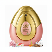 Frasco Farasha de Al Haramain EDP, botella huevo-lágrima ancha con mitad inferior rosa blush satén metálico y mitad superior dorado brillante pulido, panel oval incrustado con borde dorado y fondo rosa mostrando caligrafía árabe فراشة, texto AL HARAMAIN y Farasha cursiva, acento cristal pequeño, boquilla spray negra en la cúpula dorada, rodeado de flores mixtas, notas acuáticas, frutas, madera y almizcle.