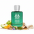 Frasco Midori de Fragrance World EDP, botella rectangular alta en vidrio verde esmeralda con escudo heráldico blanco con dos caballos encabritados y 1983, texto blanco Midori EAU DE PARFUM Fragrance World, tapa ancha redondeada en cromo plateado espejo, sobre fondo blanco, rodeado de manzana verde, bergamota de Calabria, mandarina, cedro, cachemira, violeta, musgo de roble y ámbar amaderado.