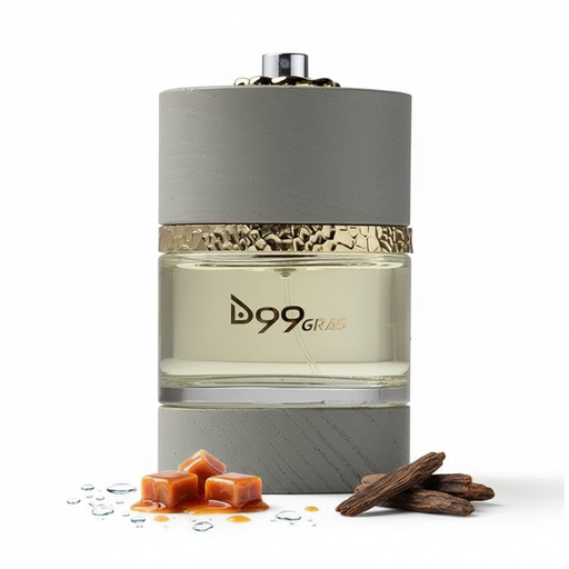 Frasco 99 Grams, diseño cilíndrico con tapa y base en gris cemento mate, sección central en vidrio cristal transparente con texto D99 GRA, banda central dorada con textura martillada, sobre fondo blanco, rodeado de notas marinas, caramelo y oud.