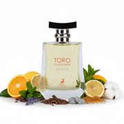 Frasco de perfume Toro Pour Homme Glacé de Maison Alhambra EDP, botella hexagonal transparente con líquido dorado-verde, texto coral TORO POUR HOMME GLACE y ciervo naranja, cuello cromado plateado y tapón en T gris cepillado, sobre fondo blanco, rodeado de cítricos, menta fresca, lavanda, hierbas aromáticas, maderas nobles, ámbar gris y almizcle.