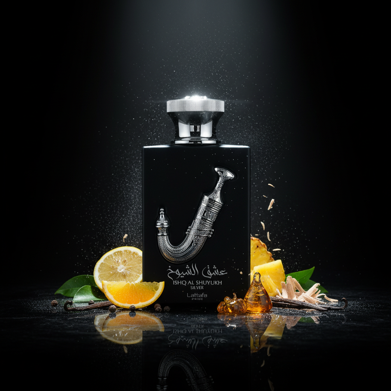 Imagen editorial de lujo Ishq Al Shuyukh Silver de Lattafa Pride, frasco negro brillante con escultura khanjar árabe cromo plateado, iluminación dramática sobre fondo negro profundo, bergamota, piña dorada, pimienta negra, pachulí y cedro, partículas plateadas flotantes, atmósfera poderosa y regia estilo anuncio de alta perfumería árabe.