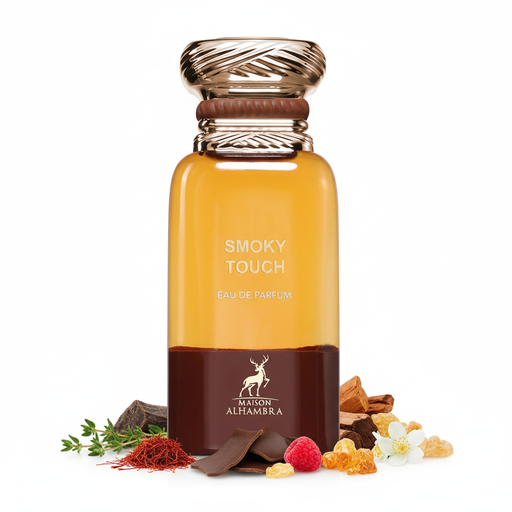 Frasco de perfume Smoky Touch de Maison Alhambra EDP, botella redondeada con cuerpo superior en vidrio ámbar dorado transparente con texto blanco SMOKY TOUCH EAU DE PARFUM, banda inferior marrón chocolate oscuro mate con ciervo blanco y logo Maison Alhambra, anillos de cuello marrón y dorado, gran tapón cilíndrico dorado champán con textura de cuerda trenzada diagonal, sobre fondo blanco, rodeado de almizcle animal, azafrán, tomillo, cuero, maderas, incienso, frambuesa, jazmín y ámbar.
