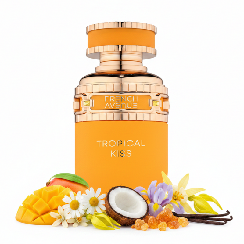 Frasco Tropical Kiss de French Avenue EDP, botella redondeada ancha amarillo dorado mate vibrante, texto dorado TROPICAL KISS grande en el frente, banda arquitectónica geométrica dorada tipo eslabones con texto FRENCH AVENUE, cuello dorado acanalado corto, segunda banda dorada pequeña en el cuello, tapa cilíndrica ancha amarillo dorado mate con anillo dorado en la base, rodeado de mango, manzanilla, azahar, ylang-ylang, iris, coco, ámbar, benjuí y vainilla.