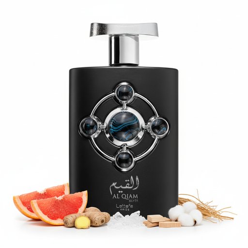 Frasco de perfume Al Qiam Silver de Lattafa Pride EDP, botella rectangular redondeada negra mate con ornamento escultórico plateado en forma de rosa de los vientos con gemas ónix azul marino y ágata teal, texto árabe y AL QIAM SILVER Lattafa Pride en plata, tapón trapezoidal invertido cromado plateado, sobre fondo blanco, rodeado de jengibre, pomelo, ambroxan, sándalo, almizcle y vetiver.