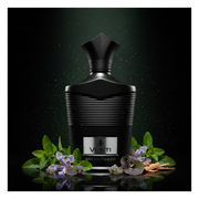 Imagen editorial de lujo Venti Green Tweed, botella negro mate acanalada con tapa estrella angular y etiqueta plateada Venti GREEN TWEED, fondo negro profundo con resplandor verde bosque sutil, verbena, iris, violeta y sándalo, atmósfera oscura y sofisticada estilo anuncio de alta perfumería nicho.