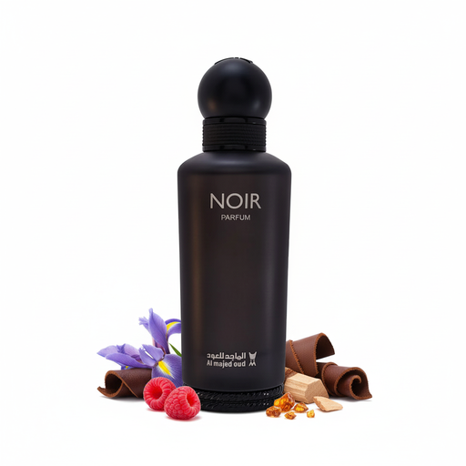 Frasco Noir Parfum de Al Majed Oud, botella rectangular redondeada alta en negro mate, texto plateado NOIR PARFUM, caligrafía árabe y logo gato plateado, banda base texturizada y tapa esfera negra mate, sobre fondo blanco, rodeado de frambuesas, iris, cuero, maderas y ámbar.