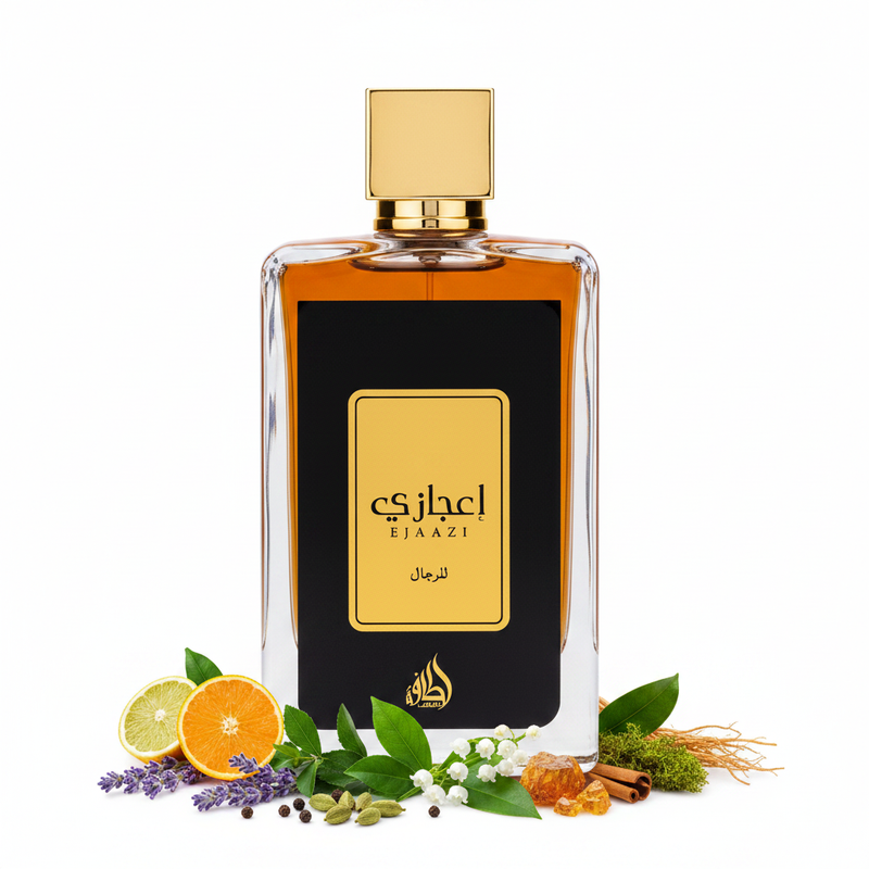 Frasco Ejaazi de Lattafa EDP para hombre, botella rectangular con vidrio transparente lateral mostrando líquido ámbar oscuro, panel frontal negro con placa dorada grande y texto اعجازي EJAAZI للرجال logo Lattafa, anillo dorado en cuello, tapa cuadrada dorada ancha, rodeado de cítricos, naranja, lavanda, cardamomo, mirto, pimienta negra, pachulí, muguete, canela, ámbar, cedro, musgo de roble y vetiver.