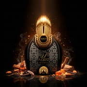 Imagen editorial de lujo Aqriz Intense de Arabiyat Prestige, botella arco negra con arabesco plateado y tapa abanico dorada espectacular, fondo negro profundo con resplandor dorado, cognac, canela, praliné y vainilla, atmósfera opulenta y oriental estilo anuncio de alta perfumería árabe.