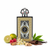 Frasco de perfume King of Arabia de Lattafa EDP 100ml, botella rectangular con marco plateado floral, banda dorada ornamentada, panel blanco con arabescos negros y medalón circular con caligrafïa árabe KING OF ARABIA, tapón corona real plateada con gemas rubí rojo y esmeralda verde y banda de diamantes, sobre fondo blanco, rodeado de bergamota, frambuesa, cedro, osmanto, raíz de lirio, cuero, vainilla y pachulí.