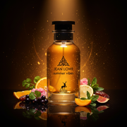 Imagen editorial de lujo Jean Lowe Summer Vibes de Maison Alhambra, botella vidrio transparente con líquido ámbar dorado luminoso y tapa negra mate, fondo ámbar-negro profundo cálido, cítricos, rosa de mayo, chabacano, dátiles e higo, atmósfera vibrante y veraniega estilo anuncio de alta perfumería nicho.