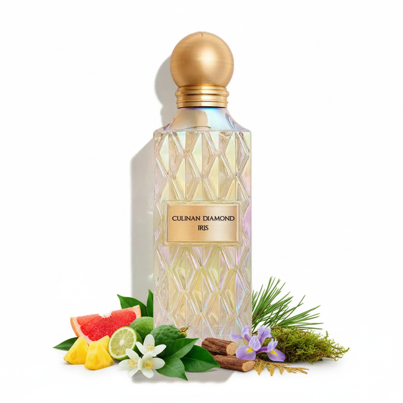 Frasco Culinan Diamond Iris EDP, botella rectangular alta en cristal holográfico iridiscente con reflejos dorados, rosas, lavanda y menta, patrón diamante tallado en toda la superficie, placa dorada con texto CULINAN DIAMOND IRIS, anillo collar dorado acanalado y tapa esfera dorada, sobre fondo blanco, rodeado de piña, toronja, bergamota, jazmín, pachulí, iris, cedro, pino y musgo de roble.