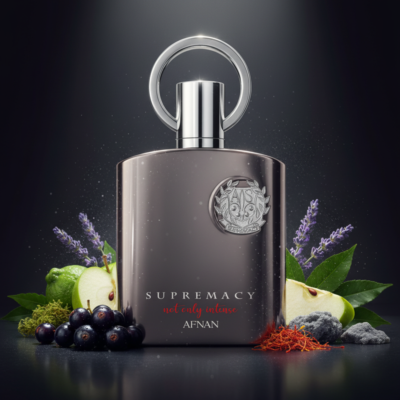 Imagen editorial de lujo Supremacy Not Only Intense de Afnan, botella frasco gris con medallón cromo plateado y tapa asa anillo cromo, fondo gris-negro profundo, grosella negra, lavanda, musgo de roble y azafrán, atmósfera sofisticada y refinada estilo anuncio de alta perfumería.