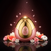 Imagen editorial de lujo Farasha de Al Haramain, botella huevo rosa blush y dorado brillante con panel oval caligrafía árabe y acento cristal, fondo negro profundo con resplandor rosa-dorado romántico, flores, frutas y almizcle, atmósfera delicada y femenina estilo anuncio de alta perfumería árabe.