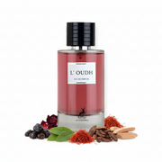 Frasco de perfume L'Oudh de Maison Alhambra EDP 100ml, botella cilíndrica de vidrio transparente con líquido rosa-rojo, etiqueta blanca minimalista y tapón negro acanalado, sobre fondo blanco, rodeado de ládano, pétalos de rosa, pachulí, azafrán, madera de oud, sándalo y cedro.