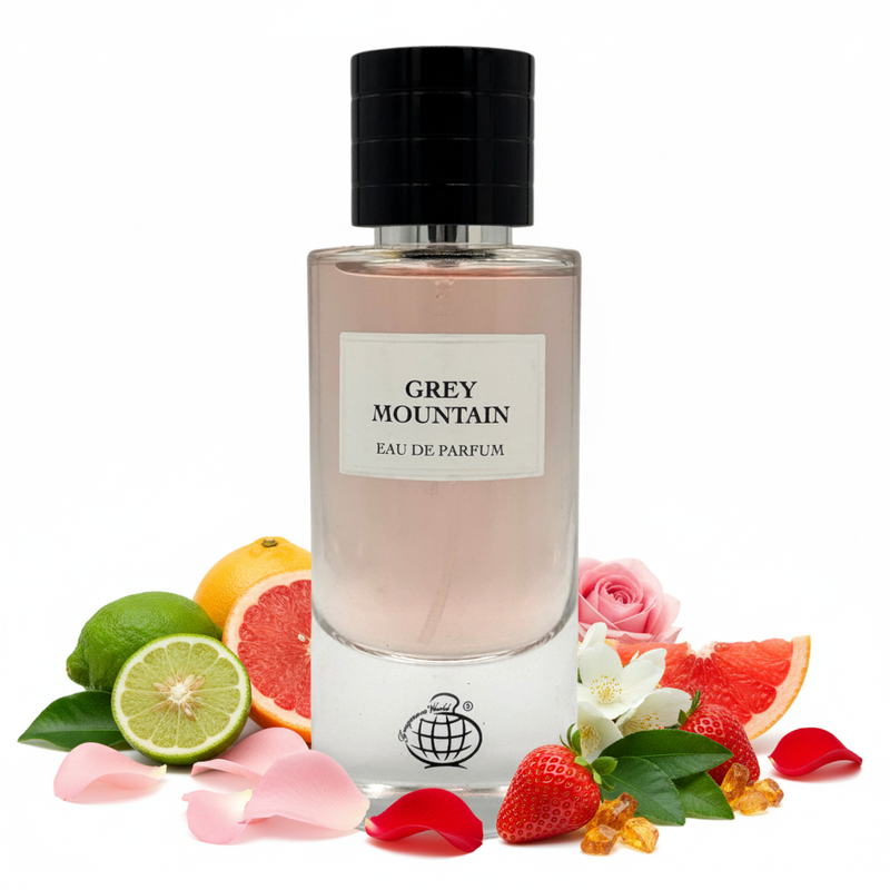 Perfume con notas de bergamota, pomelo, rosa, jazmín, fresa, pachulí, ámbar y almizcle
