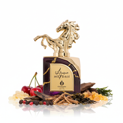 Perfume con notas de cereza, pimienta, madera de oud, lactonas, incienso, benjuí de Java, cipriol, ládano y algas marinas
