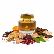 Perfume con notas de coriandro, olíbano, mandarina, clavo, madera de guayaco, ládano, canela, rosa, madera de cedro, pachulí y oud