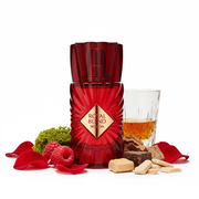 Perfume con notas de frambuesa, coñac, licor, rosa, musgo, roble, sándalo y praliné