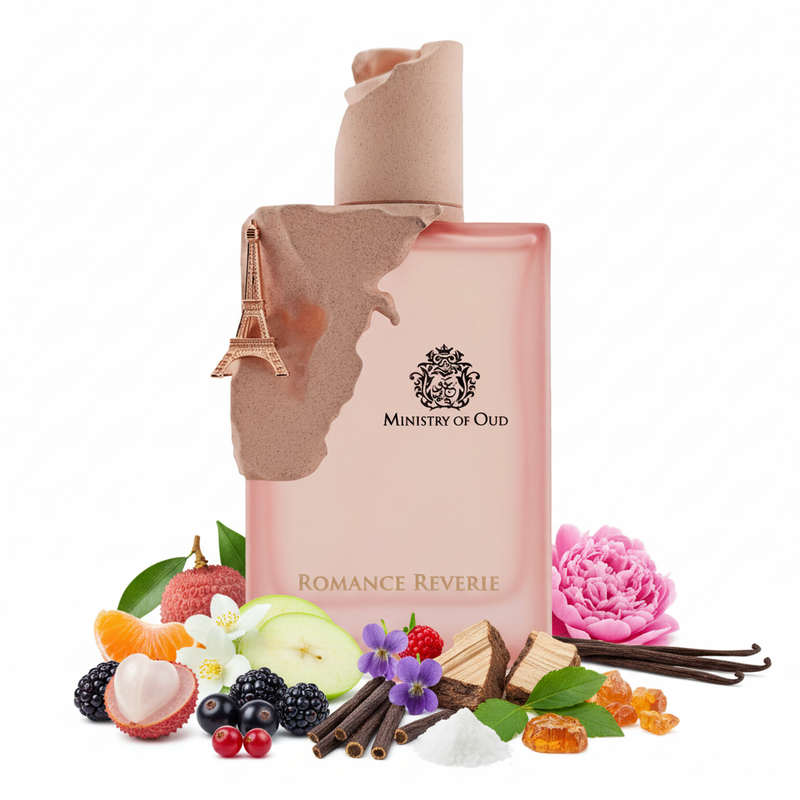 Perfume con notas de lichi, mandarina, manzana verde, grosellas negras, zarzamora, frutas rojas, jazmín, violeta, peonía, regaliz, maderas, almizcle, ámbar, pachulí, madera de cachemira y vainilla