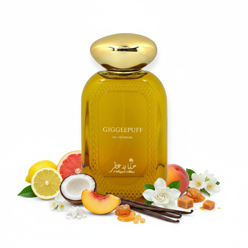 Perfume con notas de limón italiano, pomelo, coco cremoso, melocotón, vainilla bourbon, gardenia, jazmín, almizcle, benjuí, absoluto de vainilla y caramelo
