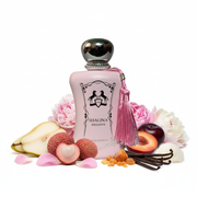 Perfume con notas de pera, lichi, rosa turca, peonía, ciruela, ládano, vainilla y almizcle blanco