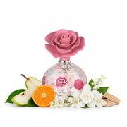 Perfume con notas de pera verde, mandarina, gardenia, jazmín, lirio de los valles, almizcle y cedro