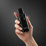 Perfume Vulcan sujetado por una mano